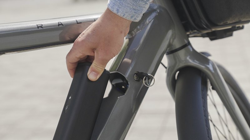 detail van de uitneembare accu van de raleigh one stadsfiets
