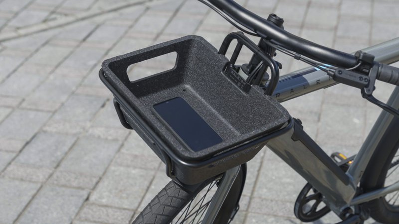 detail van het bagagemandje van de raleigh one stadsfiets