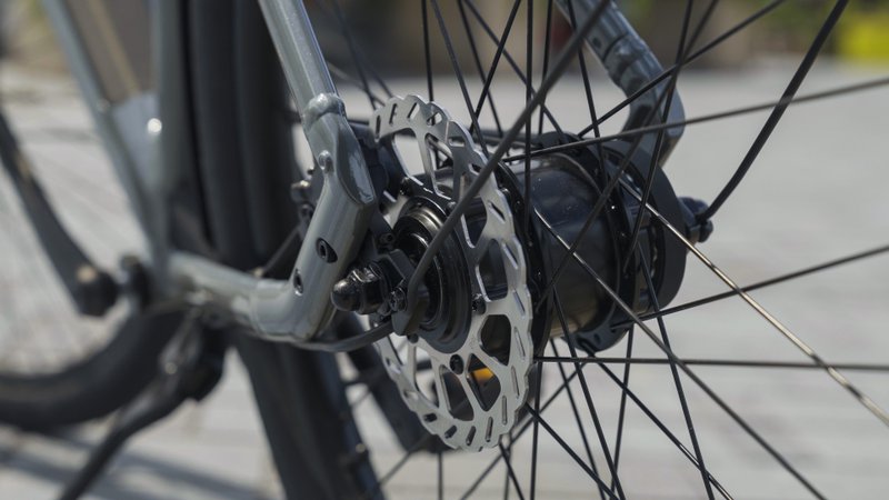 detail van de achterwielmotor van de raleigh one stadsfiets