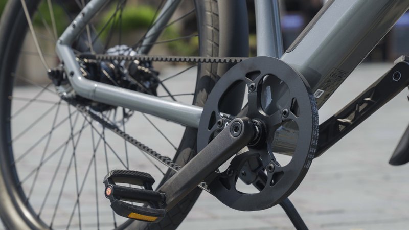 detail van de riemaandrijving van de raleigh one stadsfiets