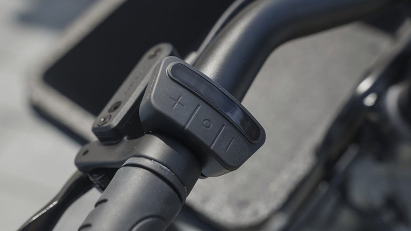 detail van het bedieningspaneel van de raleigh one stadsfiets