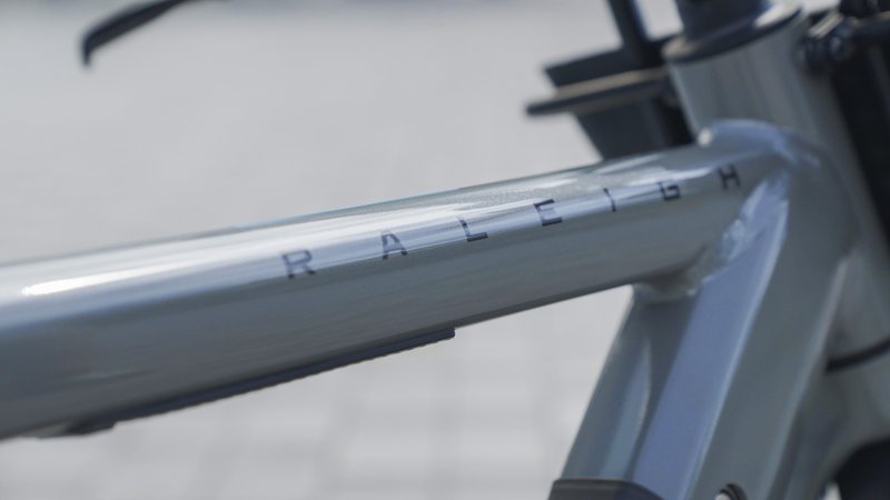 detail van het frame van de raleigh one stadsfiets