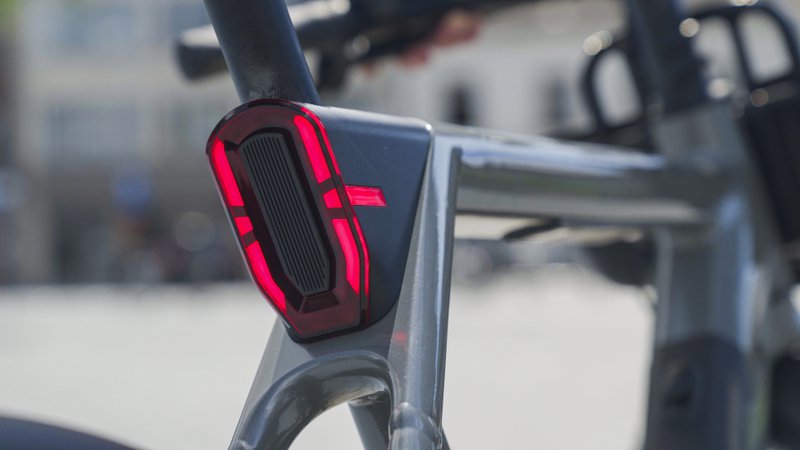 detail van het achterlicht van de raleigh one stadsfiets