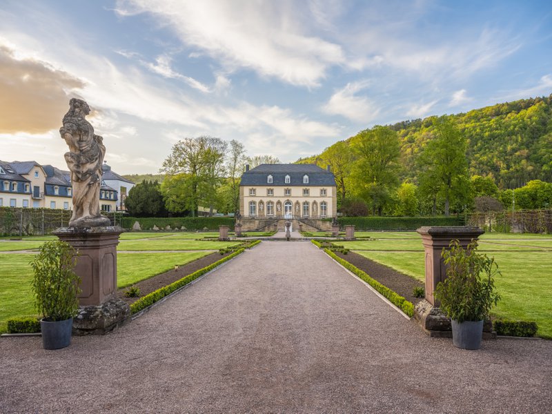 Villa in het groen op het einde van een lange oprijlaan in Klein Zwitserland.