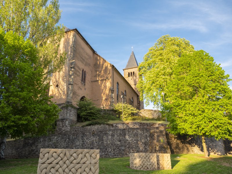 Kerk in het groen met een blauwe hemel in Klein Zwitserland.