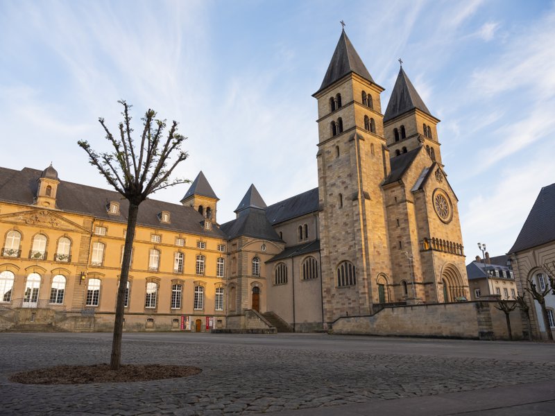 Kerk met twee torens in het centrum van Echternach, Klein Zwitserland.