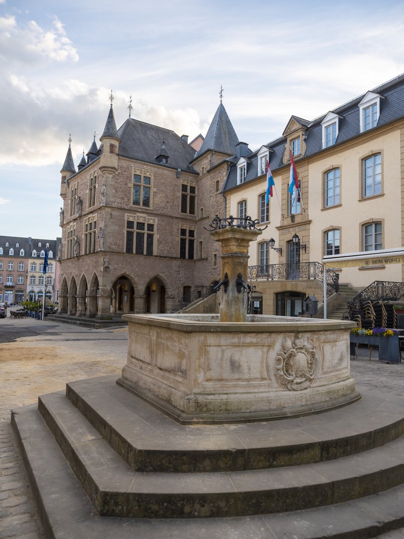 Fontein en achterliggend historisch gebouw.