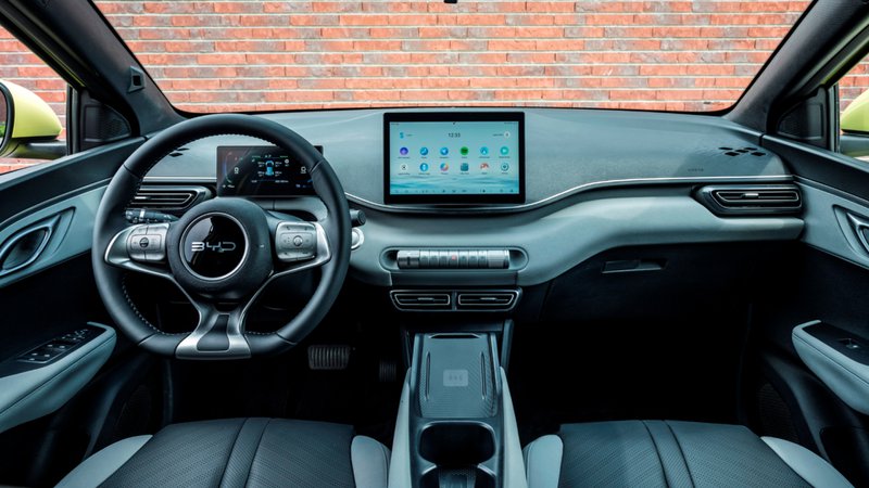 Intérieur de la BYD Dolphin Surf avec volant multifonction et écran central tactile