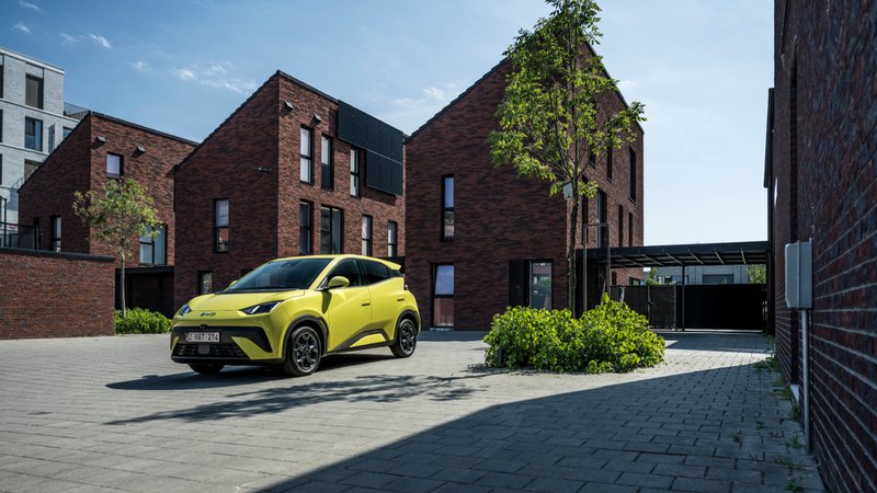 Vue trois-quarts avant de la BYD Dolphin Surf jaune