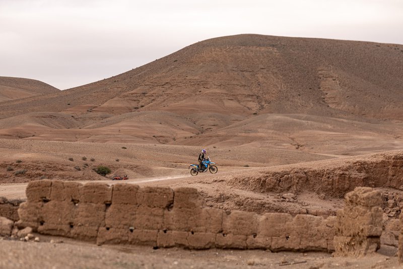 beeld van de Agafay woestijn met yamaha motorfiets 