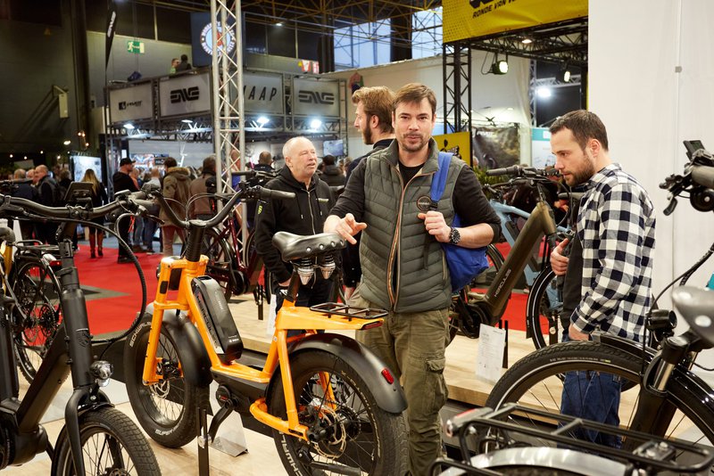 Velofollies bezoeker wijst naar een elektrische fiets