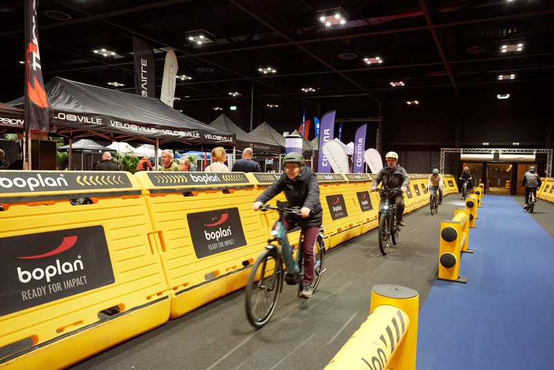 Velofollies testparcours met elektrische fietsen die binnen een testrit uitvoeren