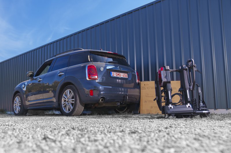 Thule EasyFold 3 fietsendrager op de grond achter auto