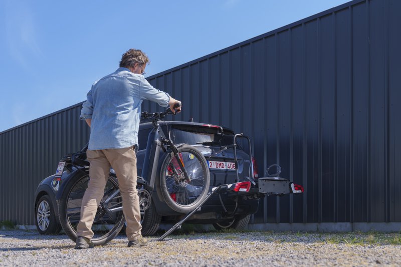 Man rijdt fiets op Thule Foldable Loading Ramp