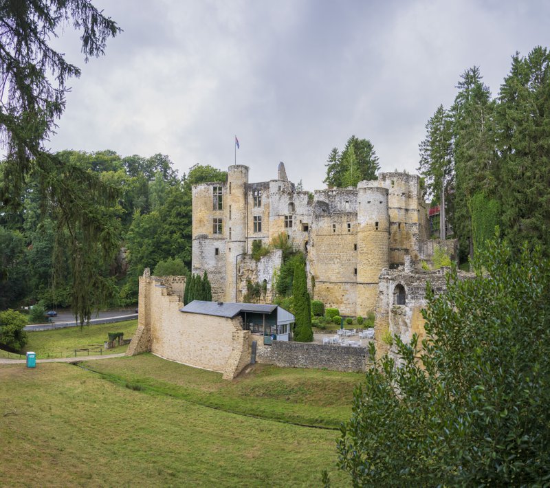 Kasteel met meerdere torens in groen landschap