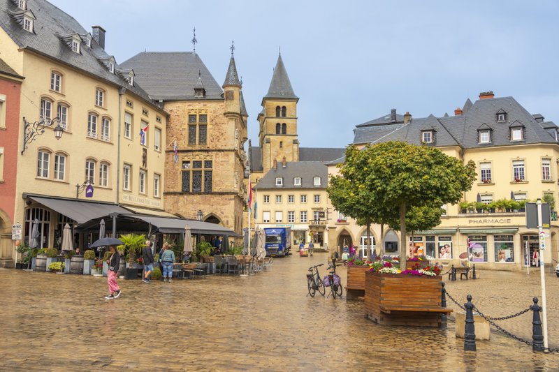 Marktplein met kerktorens op de achtergrond