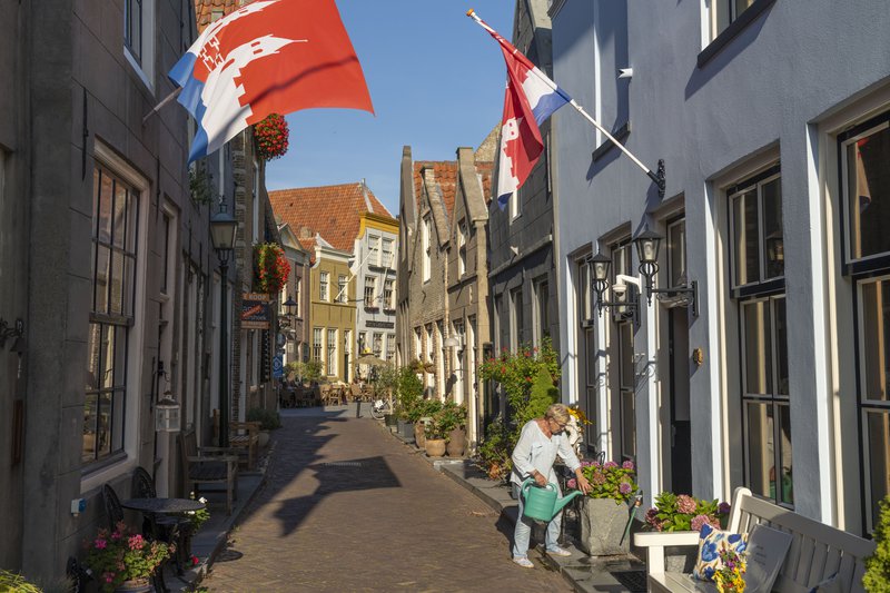 Ruelles médiévales ensoleillées dans un petit village.