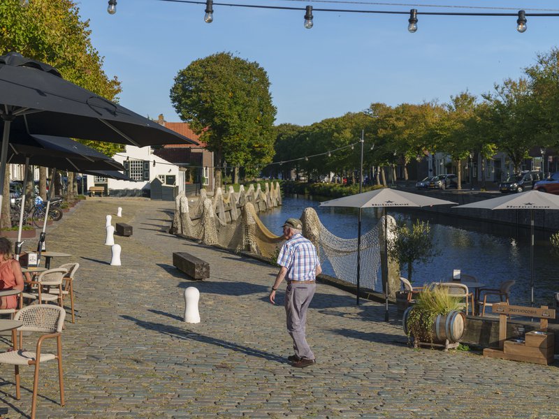 Promeneur sur un chemin de halage au bord de l'eau.