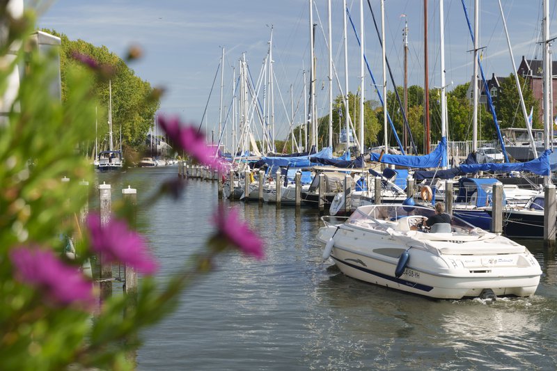Bateaux dans un port de plaisance à Goeree-Overflakkee, Pays-Bas.