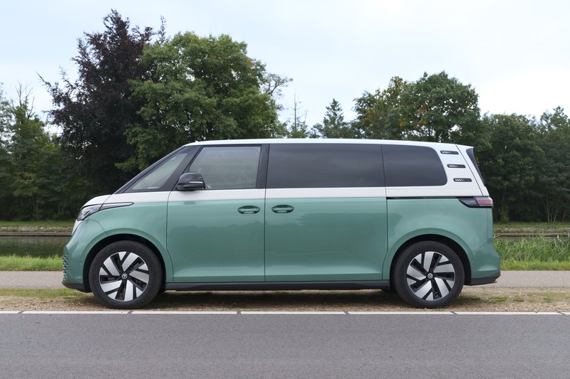 VW ID. Buzz busje van de zijkant bekeken