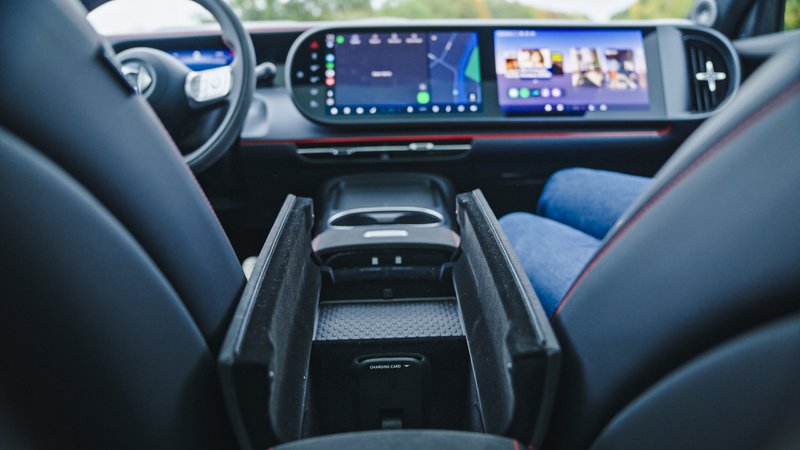 Grand espace de rangement dans la console centrale de la Smart #5.