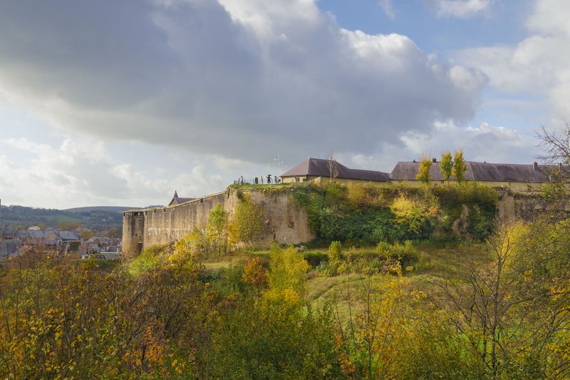 Fort surplombant la nature verdoyante qui l'entoure dans les Ardennes françaises.