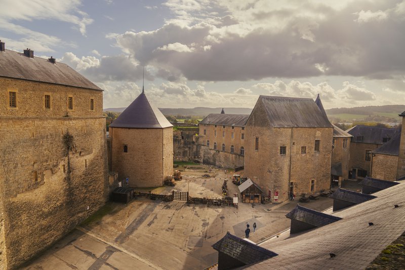 Cour intérieure d'une forteresse avec des tours et des bâtiments anciens.