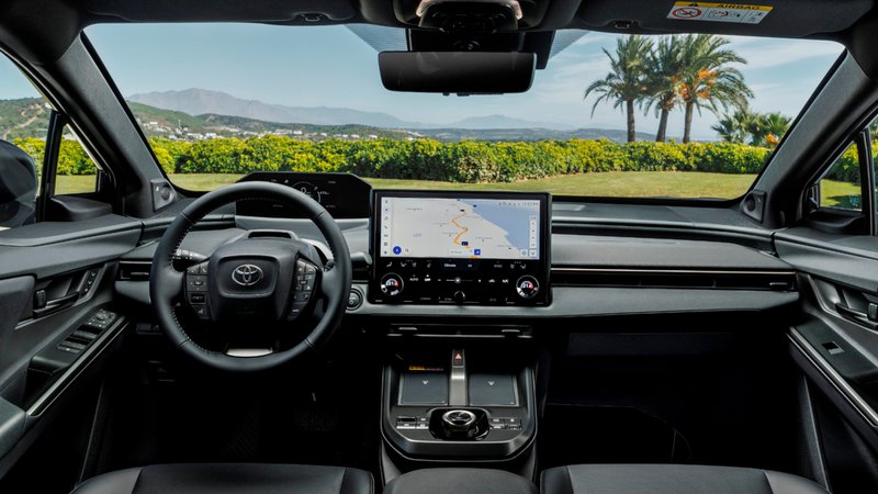 Habitacle du Toyota bZ4X avec écran central tactile, instrumentation numérique et planche de bord redessinée.