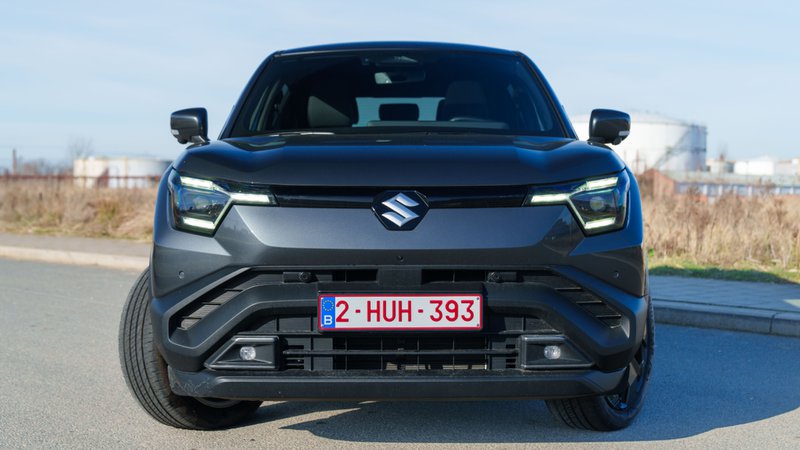 Suzuki e-Vitara vu de face avec signature lumineuse LED, SUV électrique compact de Suzuki