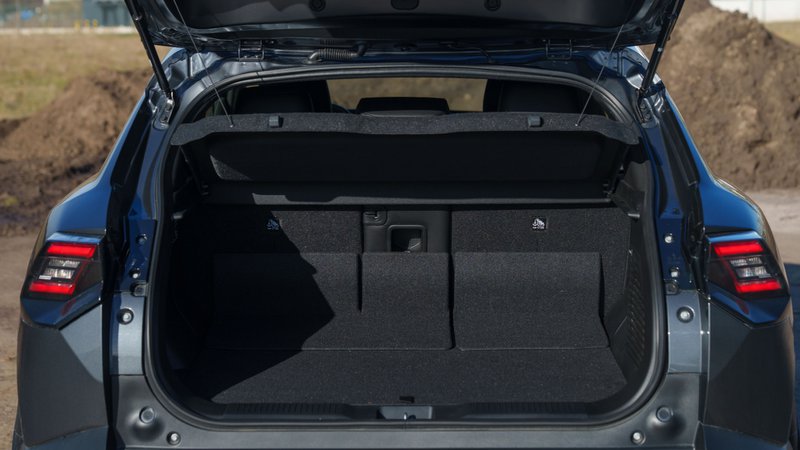 Coffre du Suzuki e-Vitara ouvert, espace de chargement du SUV électrique