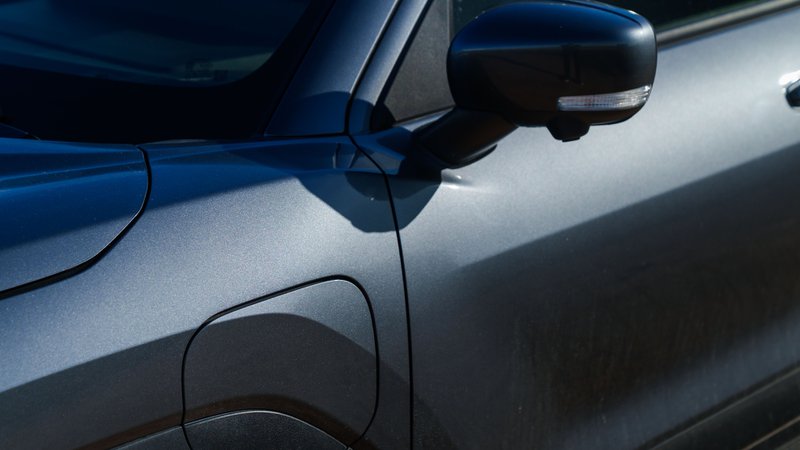 Trappe de recharge sur l’aile avant du Suzuki e-Vitara, SUV électrique compact