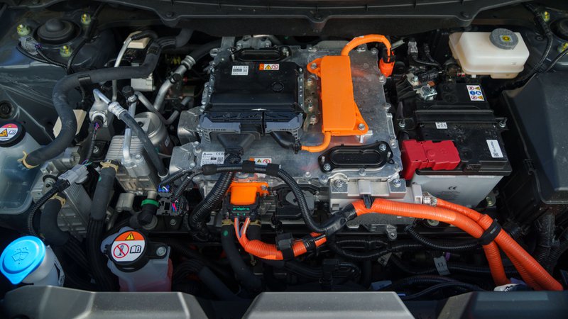 Compartiment moteur du e-Vitara avec composants électriques et câbles haute tension du SUV électrique Suzuki
