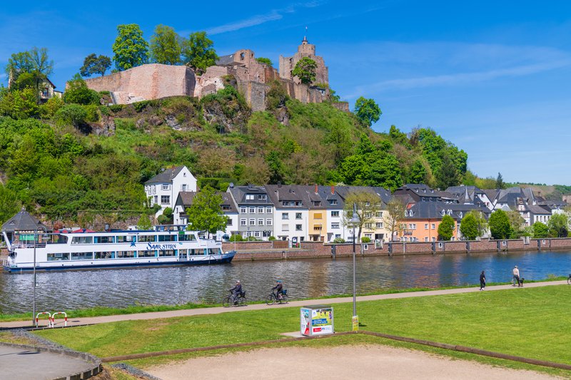 Forteresse située au bord de la Sarre, où est amarré un petit bateau.
