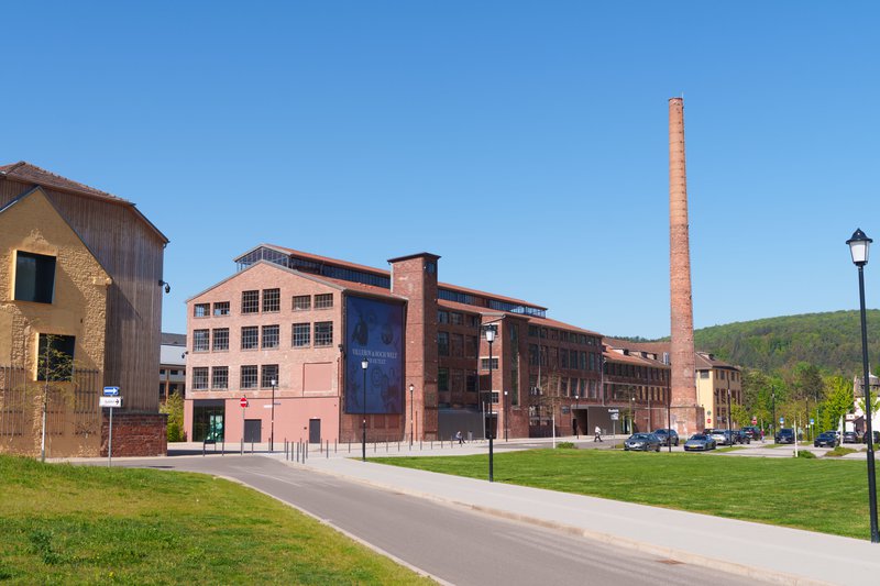 Bâtiment industriel avec une haute tour en briques dans la Sarre