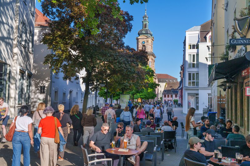 gezellige terrasjes met bomen en een kerktoren in Saarland
