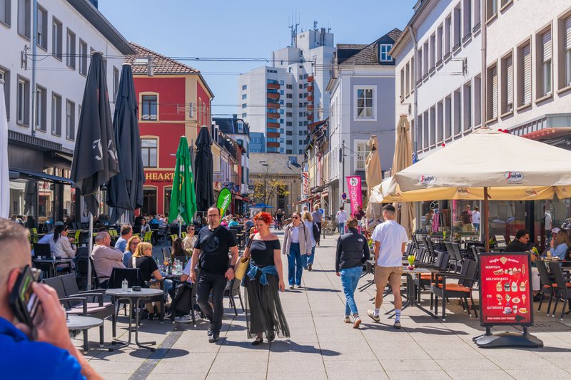 gezellige straatjes met mensen en terrasjes in Saarlouis, Saarland