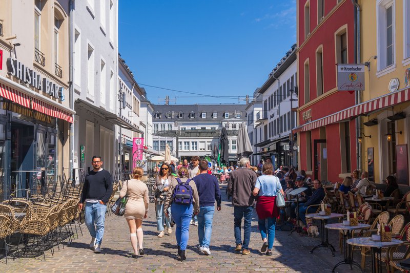 gezellige straatjes met wandelende mensen in Saarlouis, Saarland