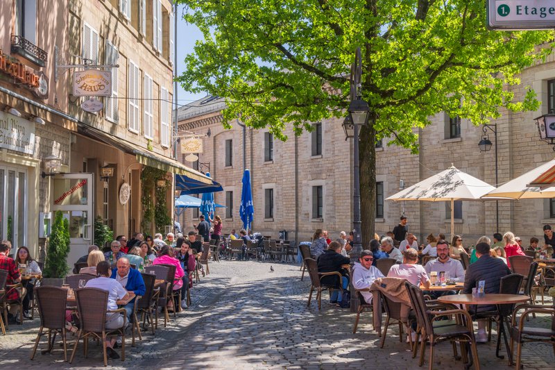 gezellige terrasjes onder een boom en parasols in SaarLouis, Saarland