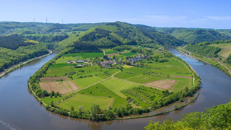 un méandre dans une rivière, au cœur d'un paysage verdoyant.