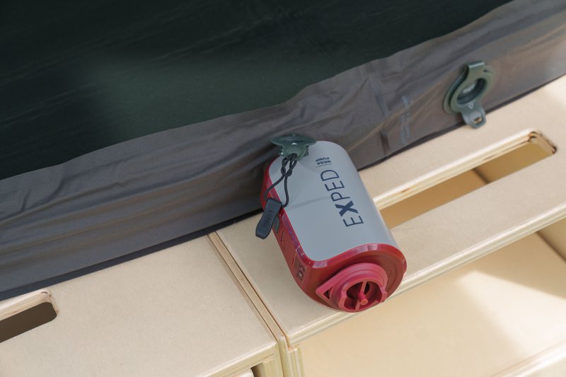 La pompe électrique Exped Mega Pump gonfle le matelas Exped MegaMat Auto