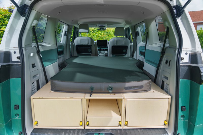 Exped MegaMat Auto dans un fourgon Volkswagen.