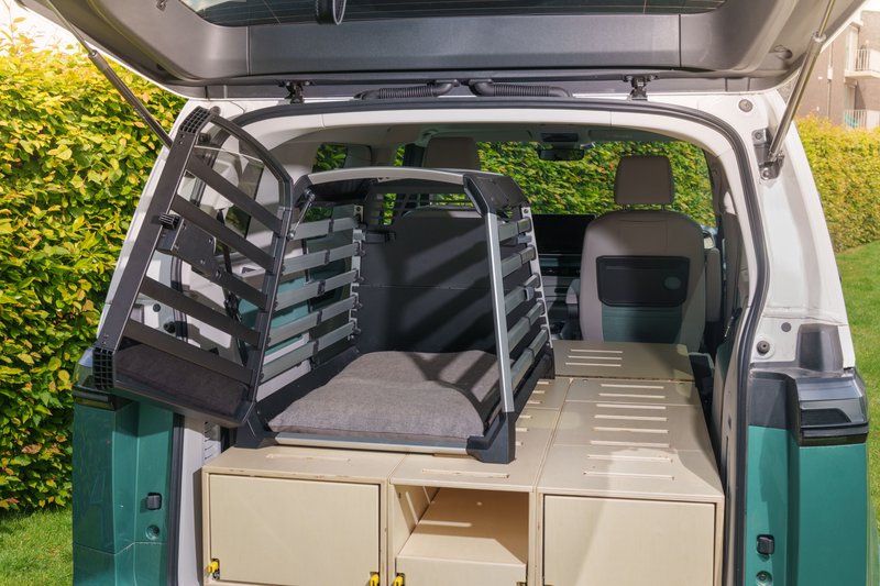 Cage de transport pour chien Thule Allax dans le coffre d'un fourgon Volkswagen