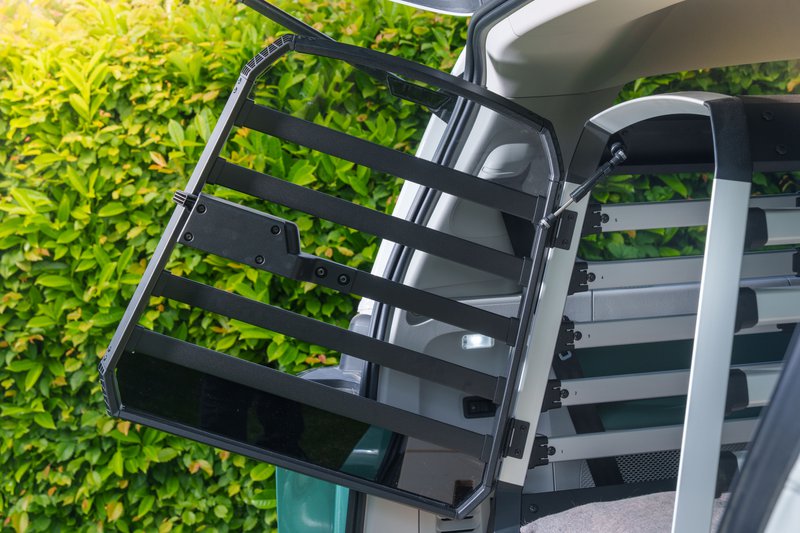 Cage de transport pour chien Thule Allax dans le coffre d'un fourgon Volkswagen