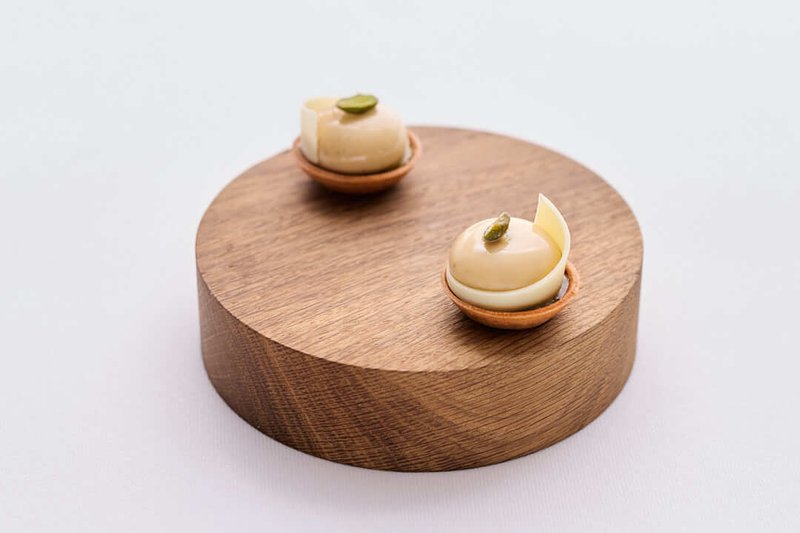 twee ronde hapjes op een rond houten bord, ierland sterrenrestaurant