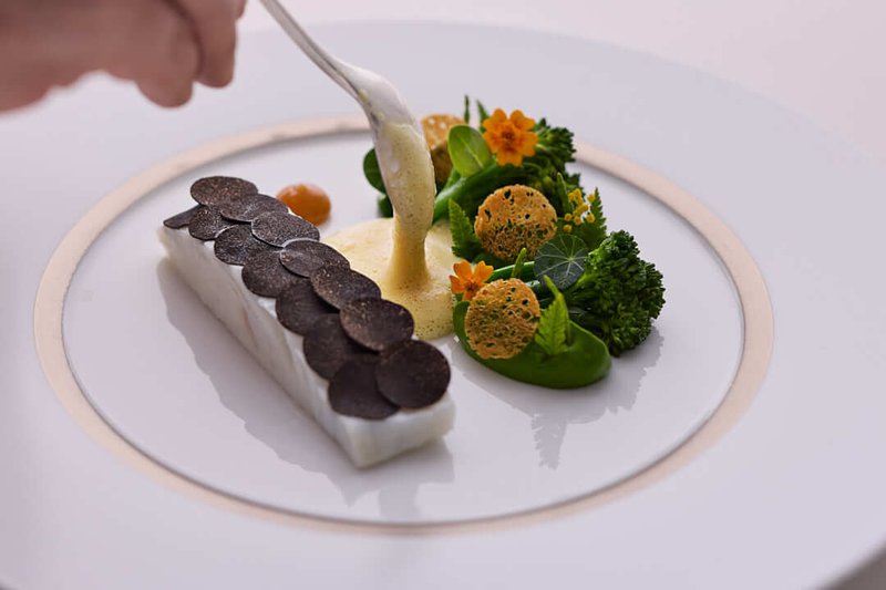 gestyleerd gerecht met witte vis en truffel, ierland, sterrenrestaurant