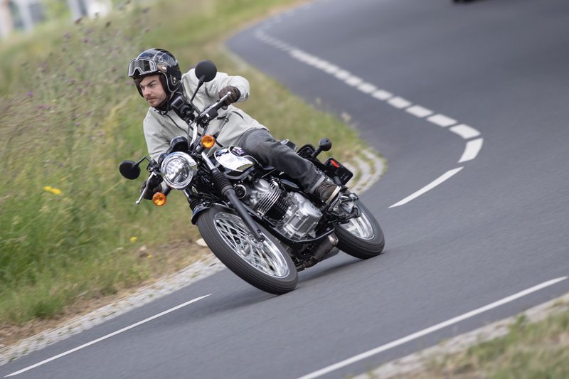 Motorrijder neemt een bocht met de Kawasaki Meguro S1.
