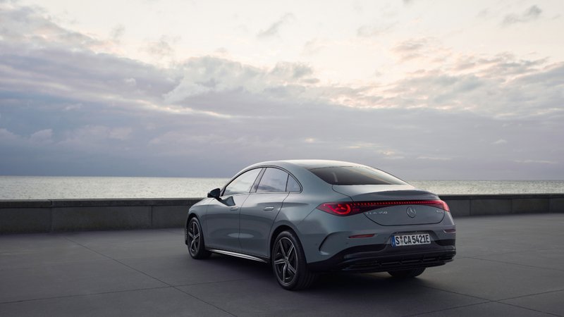 Vue arrière de la Mercedes-Benz CLA 250e stationnée face à la mer au coucher du soleil