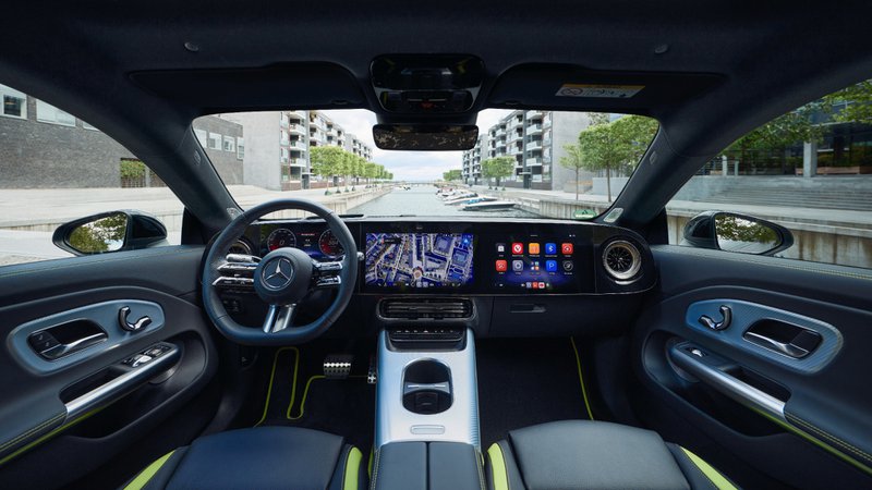 Habitacle de la Mercedes-Benz CLA 250e : volant multifonction et double écran numérique panoramique