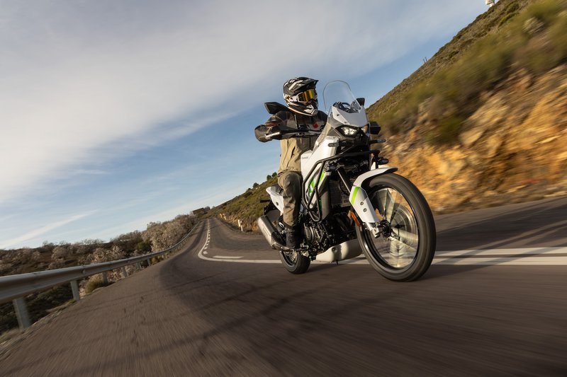 Moto Kawasaki sur une route de montagne