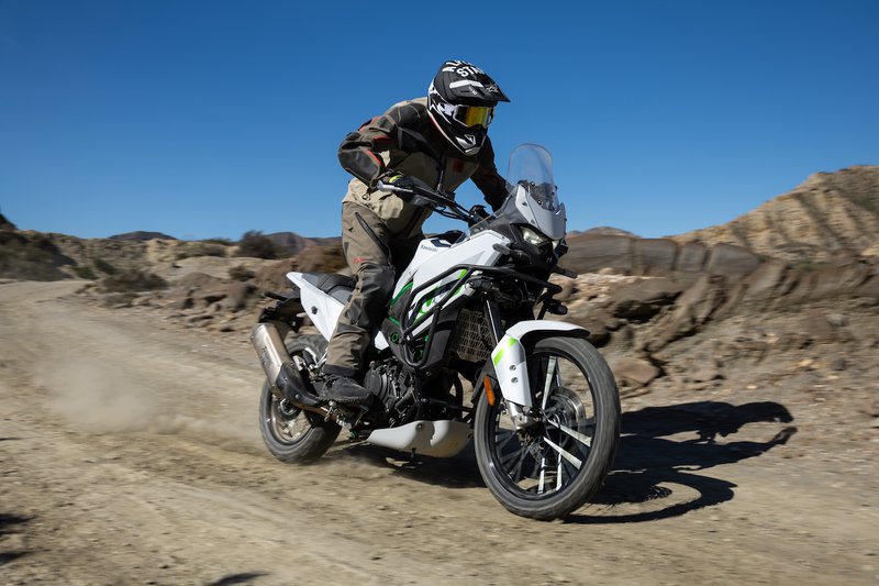 Moto en action sur une route tout terrain